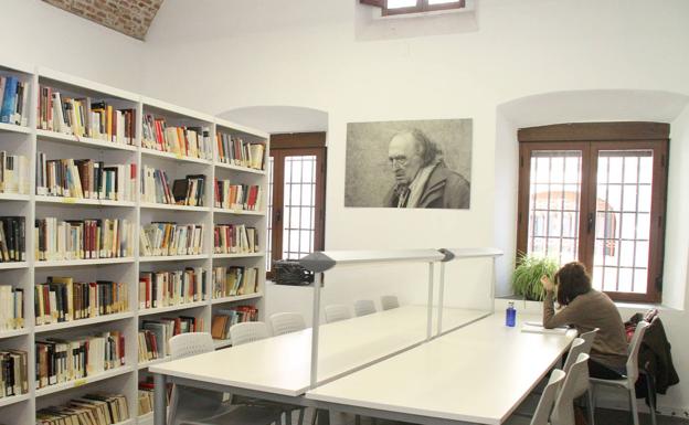 La biblioteca de Coria adoptó el nombre del autor como homenaje.