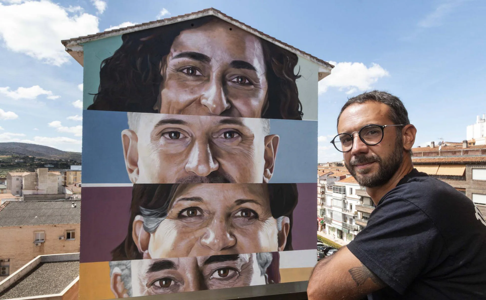 Jesús Mateos Brea, ayer delante del gran mural que ha pintado en el 'Luis de Toro'. 