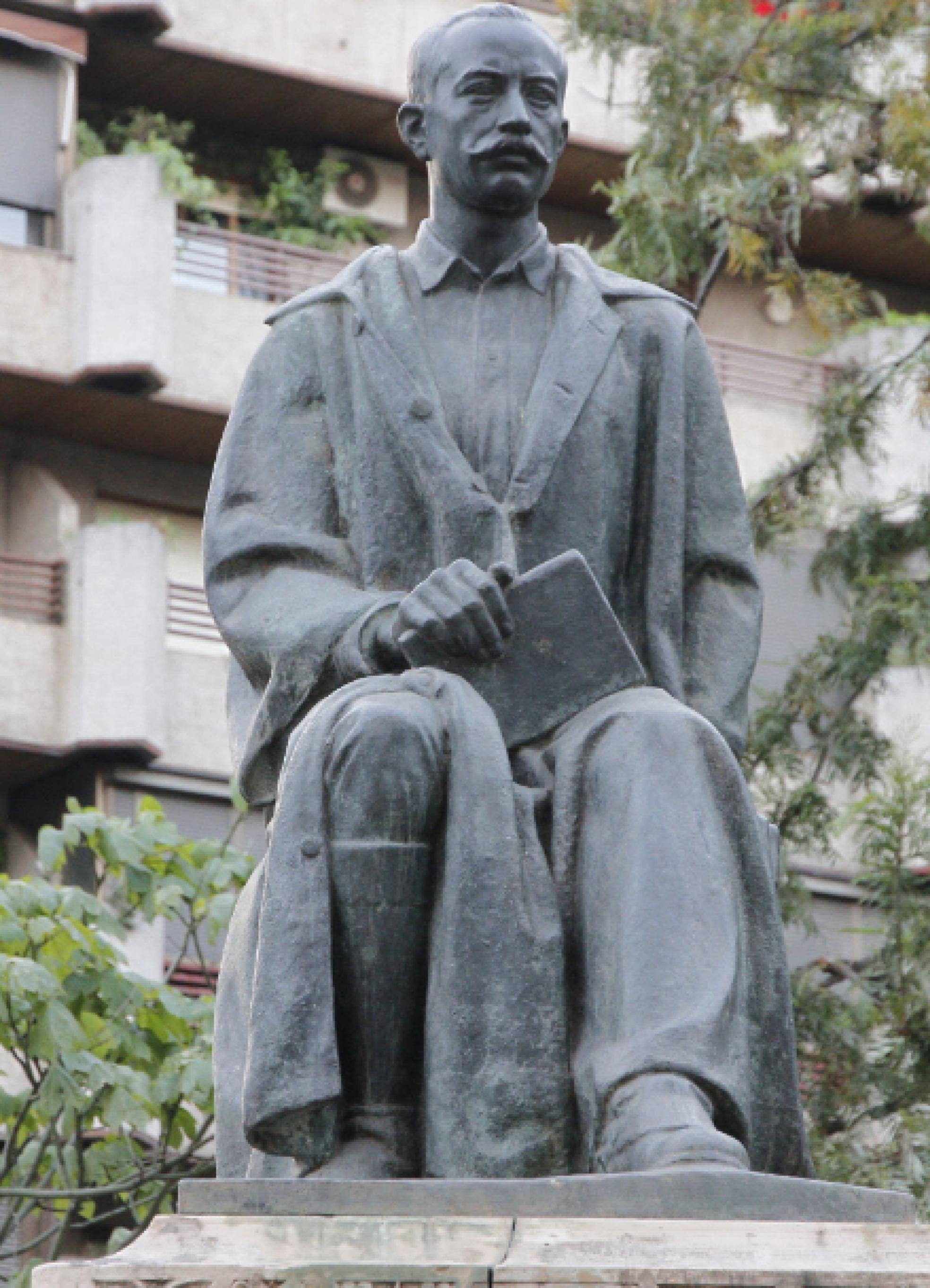 pMonumento al poeta. Esta estatua del salmantino está en Cáceres desde 1926. 