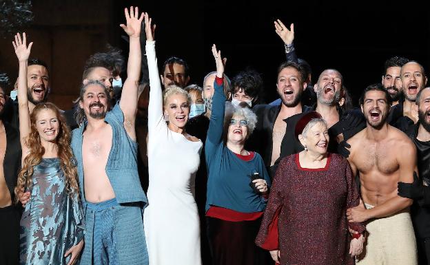 Actores y la directora de Penélope, en el final de la función, tras gritar ¡Viva Mérida!. 