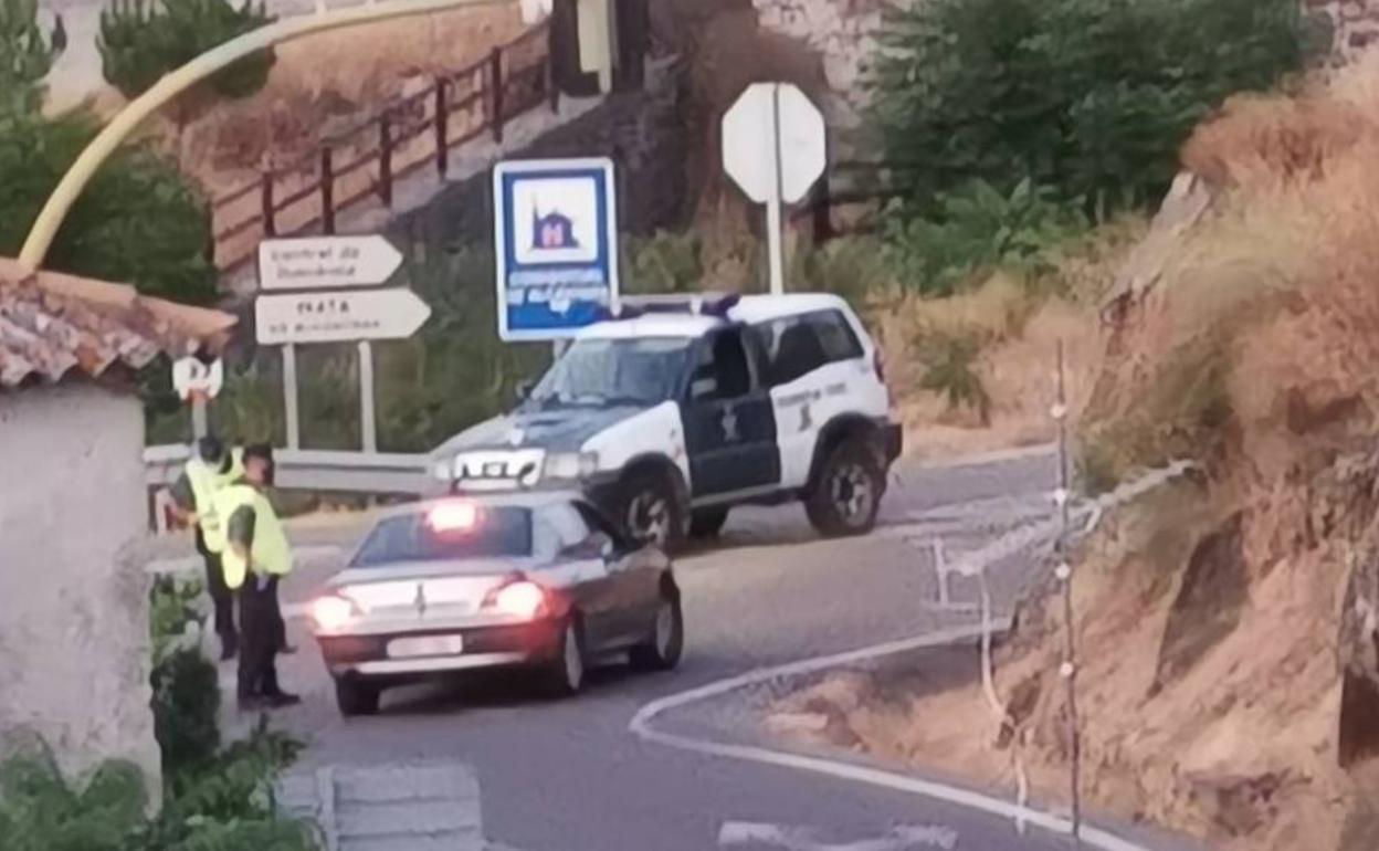 Controles de la Guardia Civil en Alcántara, donde también se ha decretado el aislamiento social de la localidad.