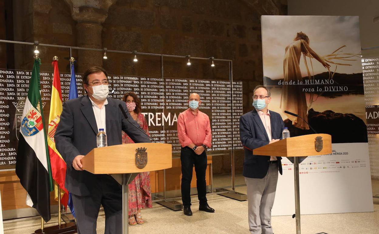 Fernández Vara junto a Cimarro, esta mañana en Presidencia de la Junta en Mérida. 