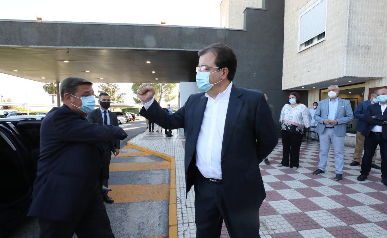 Guillermo Fernández Vara saluda al ministro Planas a su llegada a Mérida esta mañana.