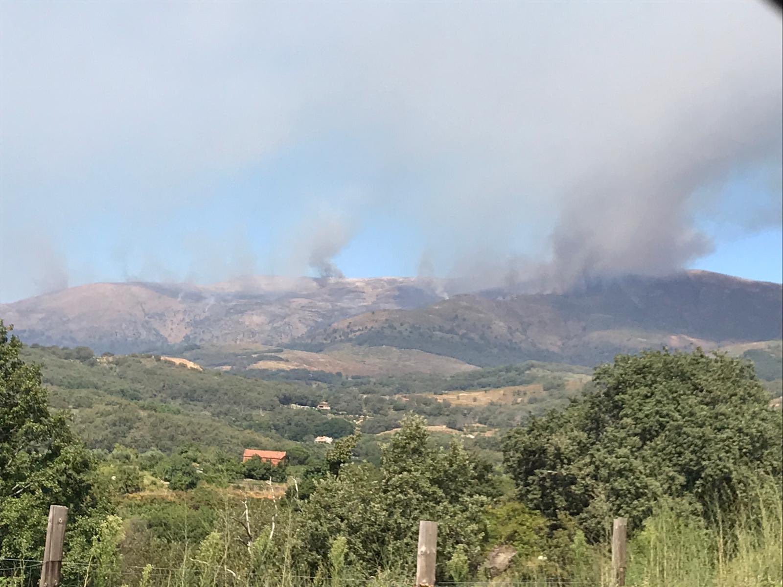 Las llamas, que comenzaron anoche, afectan a la Sierra de Tormantos y a los términos municipales de Garganta la Olla, Aldeanueva de la Vera y Cabezuela del Valle