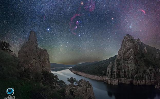 Imagen principal - Arriba, foto de José Luis Quiñones y llamó la atención de la NASA. Abajo, Turistas en el observatorio de Monfragüe y centro de visittantes. 