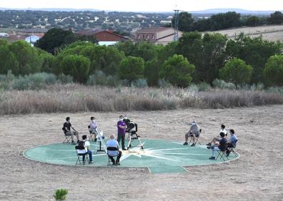 Imagen secundaria 1 - Arriba, foto de José Luis Quiñones y llamó la atención de la NASA. Abajo, Turistas en el observatorio de Monfragüe y centro de visittantes. 