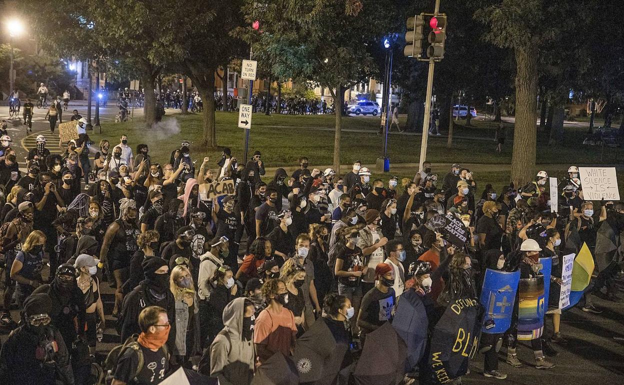 Un grupo de manifestantes recorre Washington en una nueva manifestación contra la violencia y el racismo. 