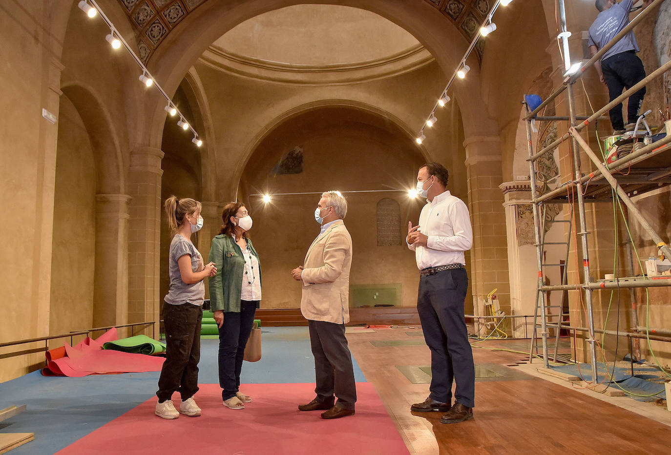 Los operarios trabajan en la última fase de restauración de la iglesia 
