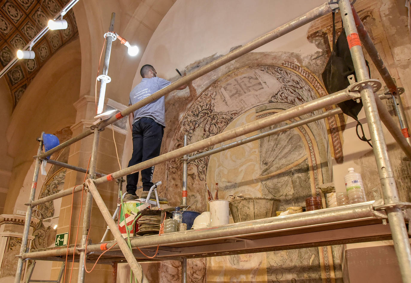 Los operarios trabajan en la última fase de restauración de la iglesia 