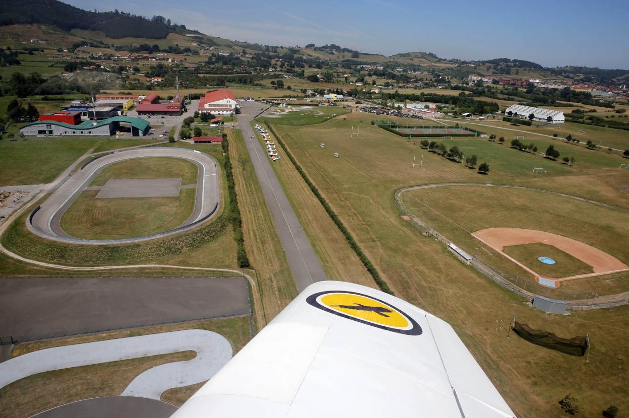 Vista aérera de un aeródromo en Asturias . 