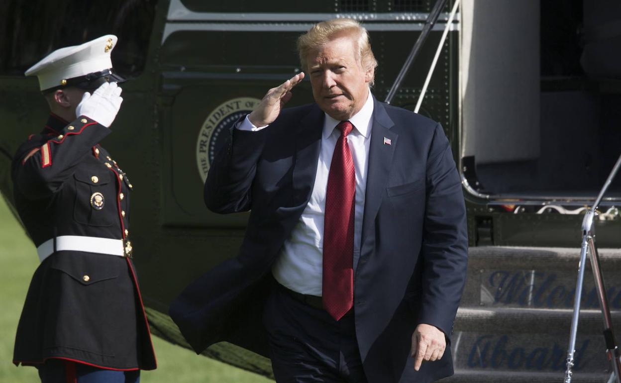 Trump realiza el saludo militar al llegar el domingo a la Casa Blanca en el 'Marine One'.