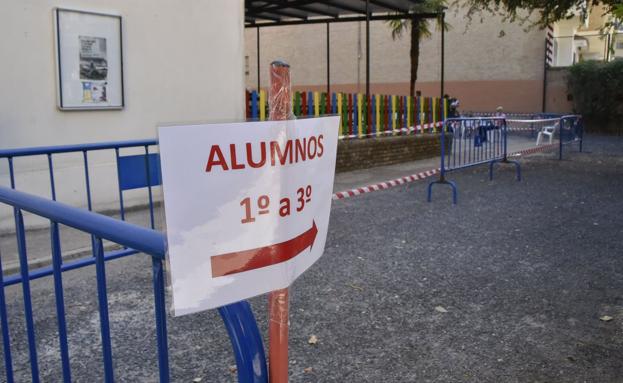 Vallas en el colegio Luis Morales de Badajoz. 