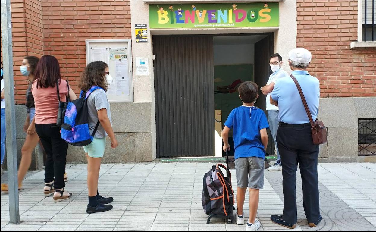 Alumnos esperan para entrar en un colegio de Badajoz, esta mañana 