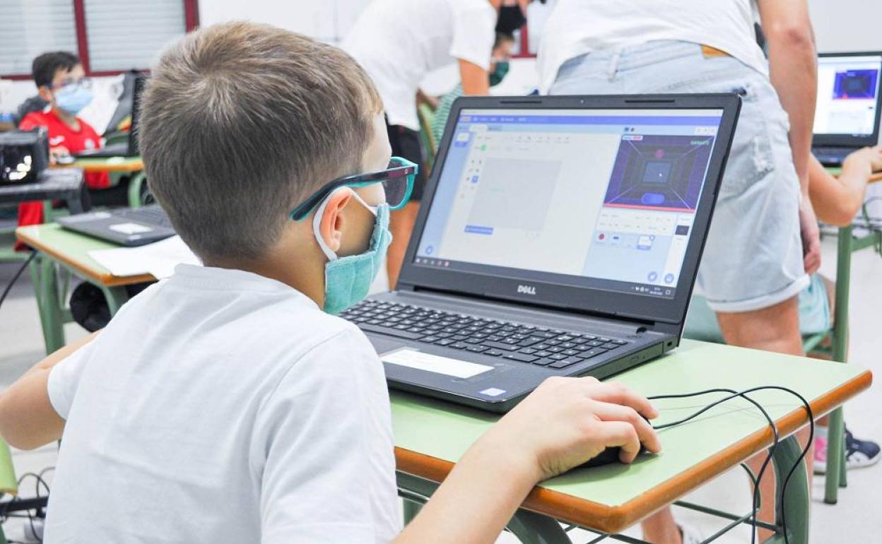 Alumnos del curso Experto Profesional en Robótica realizan sus prácticas como monitores de campamento en Alburquerque