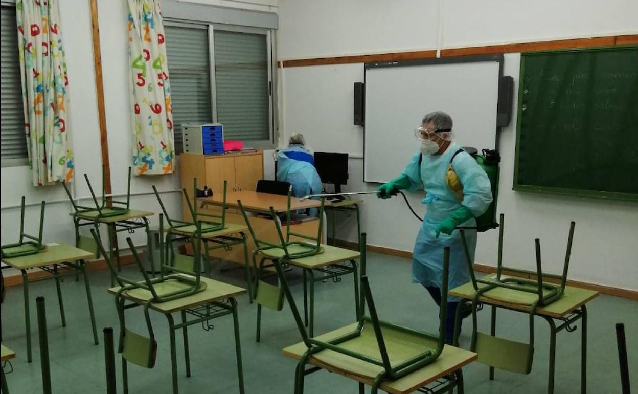 Trabajos de desinfección en el colegio San Fernando deBadajoz. 