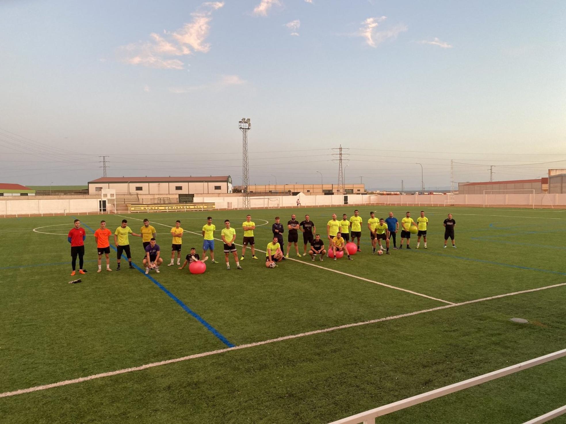 Equipo y cuerpo técnico del Lobón, en el entrenamiento de anoche en San Blas. 