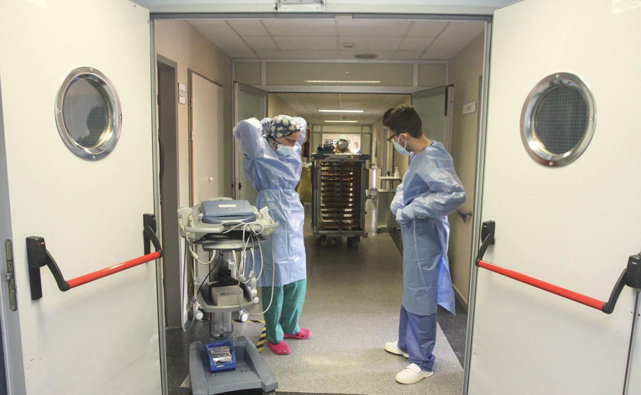 Sanitarios en el hospital San Pedro de Cáceres. 