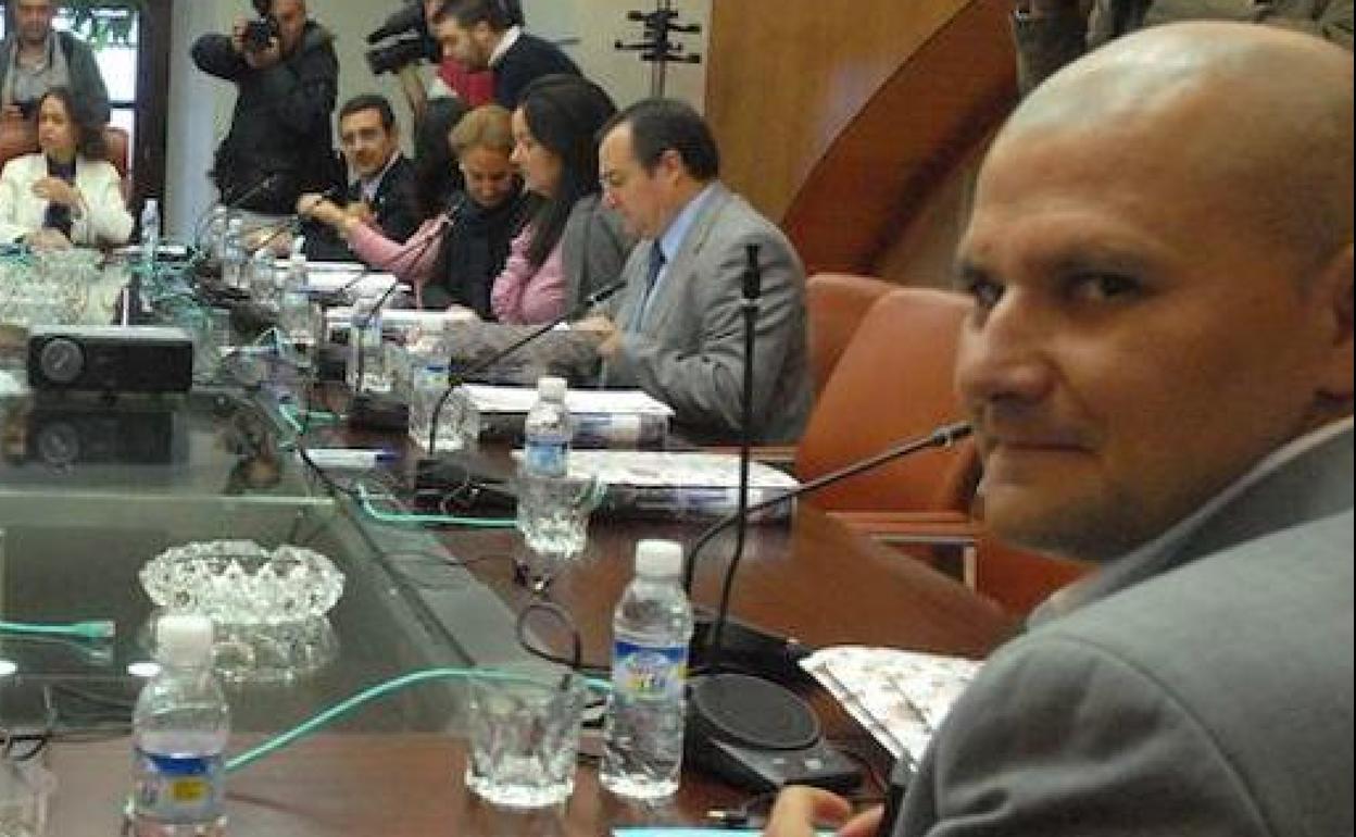 Pedro Salguero en una reunión del Festival de Mérida cuando era gerente.