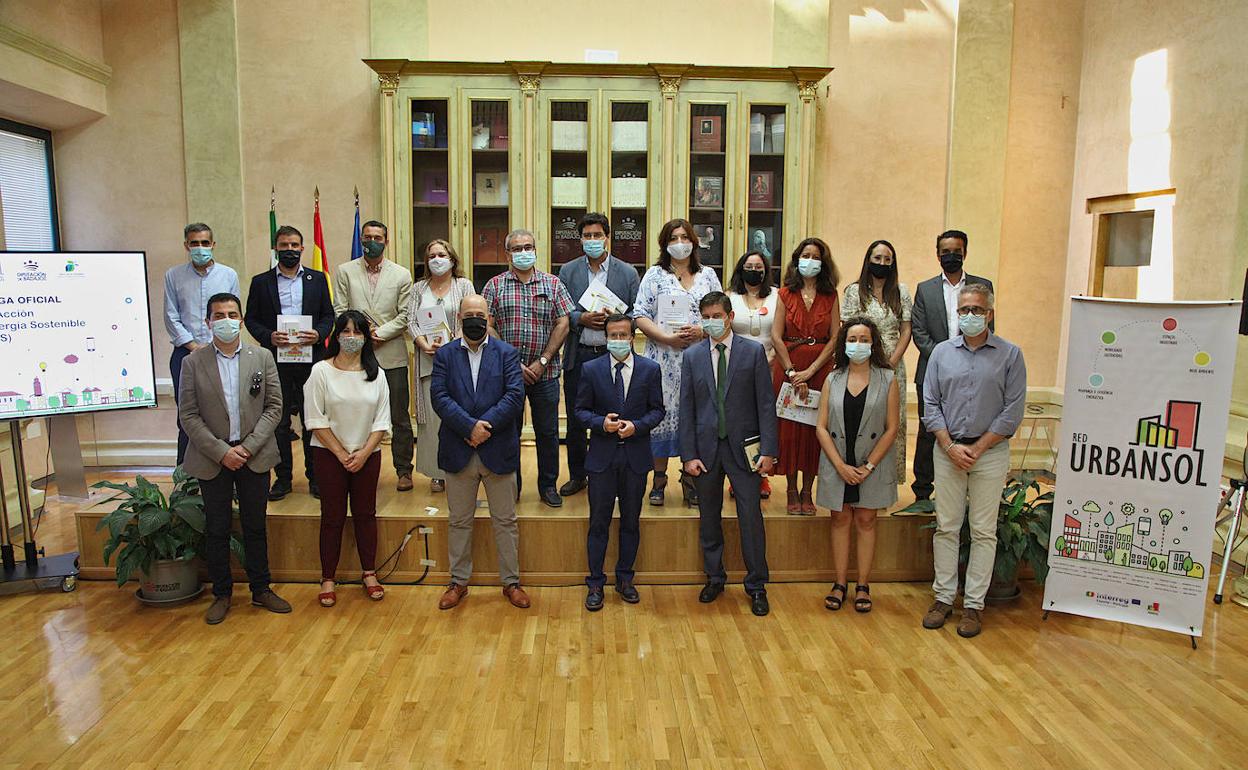 Los alcaldes de los ocho municipios, durante el acto celebrado en la Diputación. 