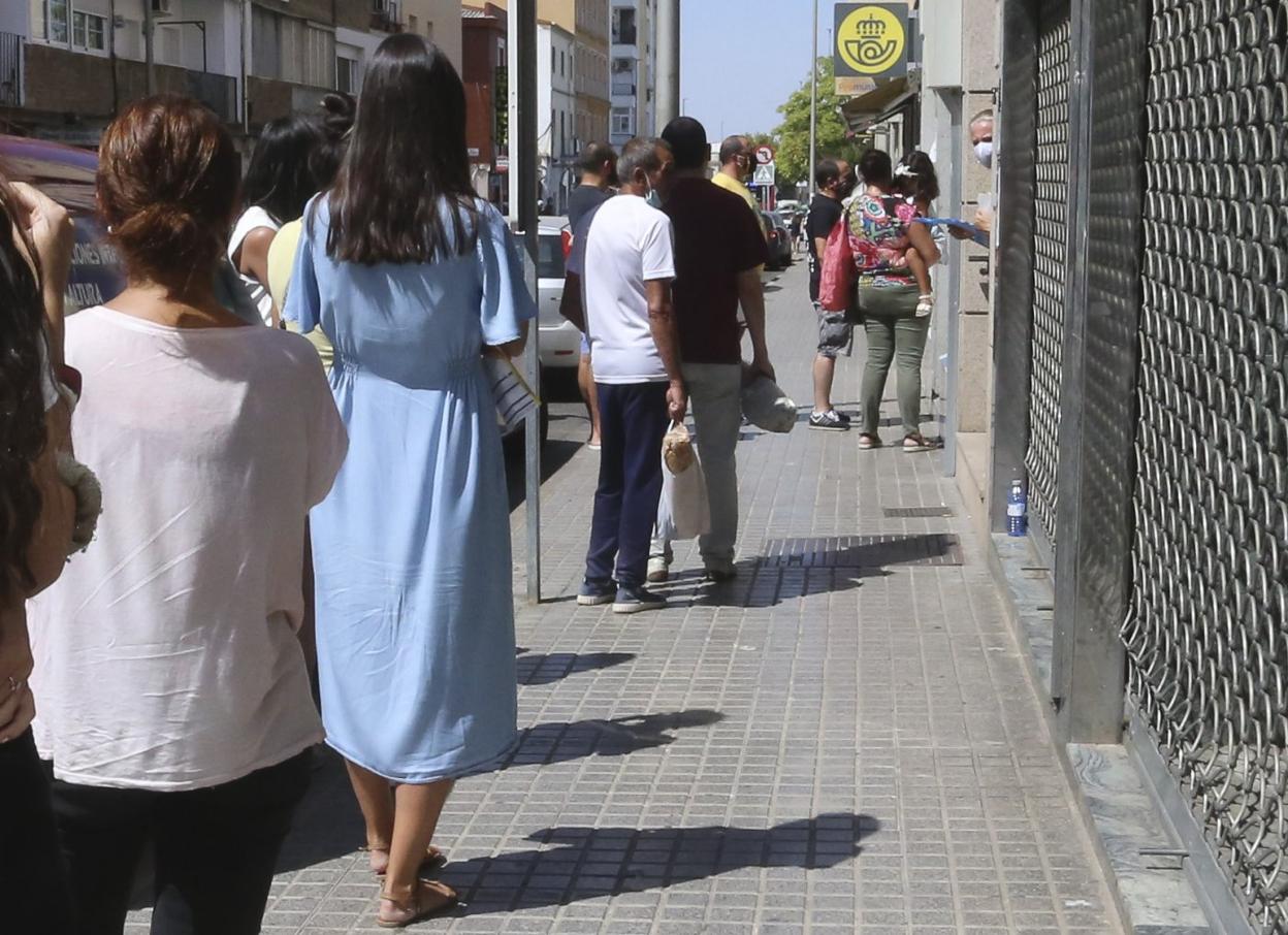 Colas en la calle para entrar en la oficina de Correos. 