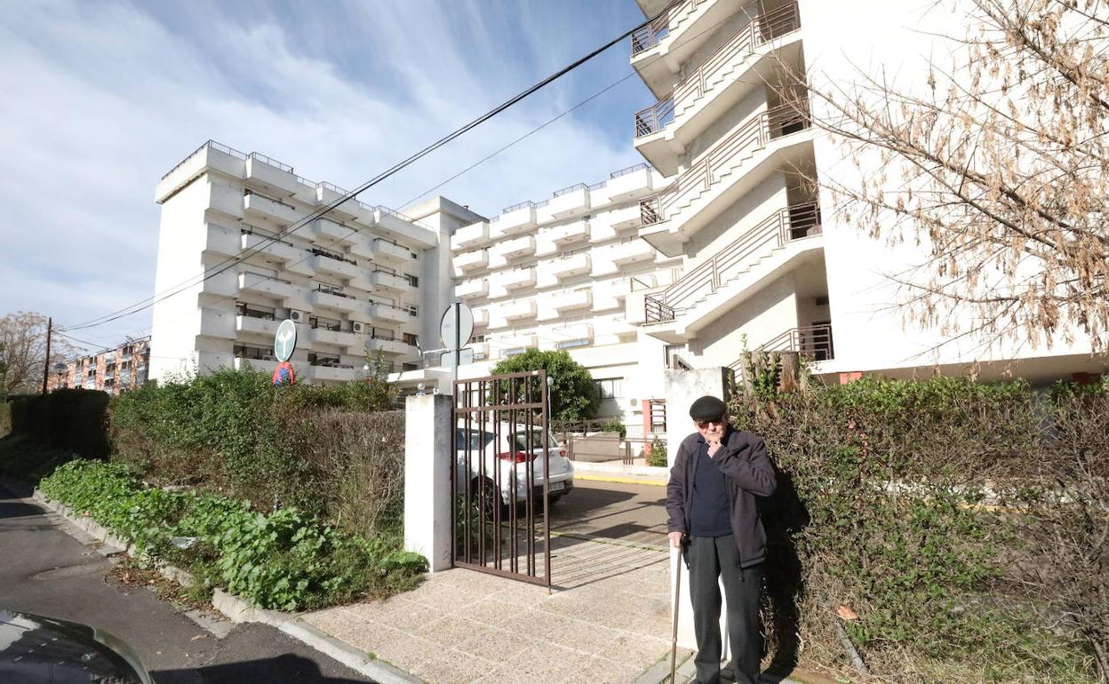 Un hombre en la puerta de la residencia de El Prado, en Mérida, en imagen de archivo. Es una de las que ahora tiene algún positivo por covid-19.