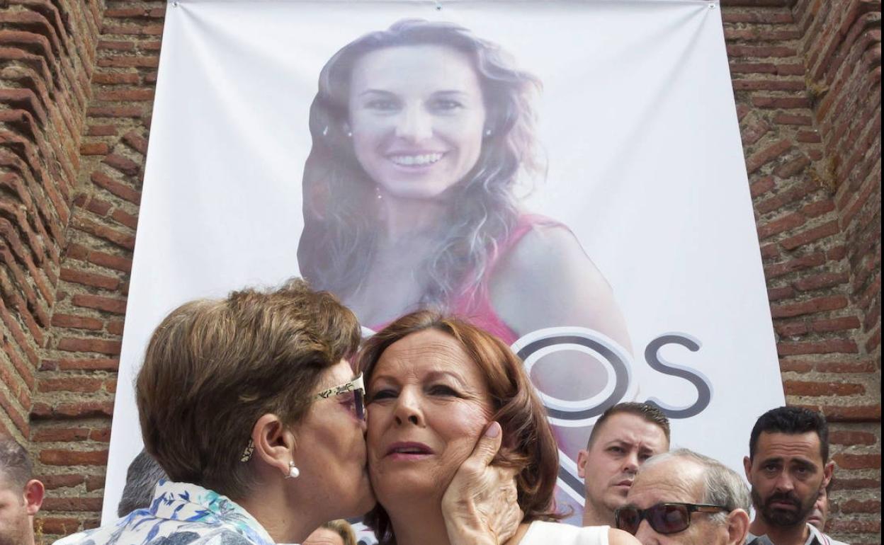 La hermana de Chavero recibe el cariño de los vecinos de Monesterio en una concentración celebrada en la plaza en 2017. 