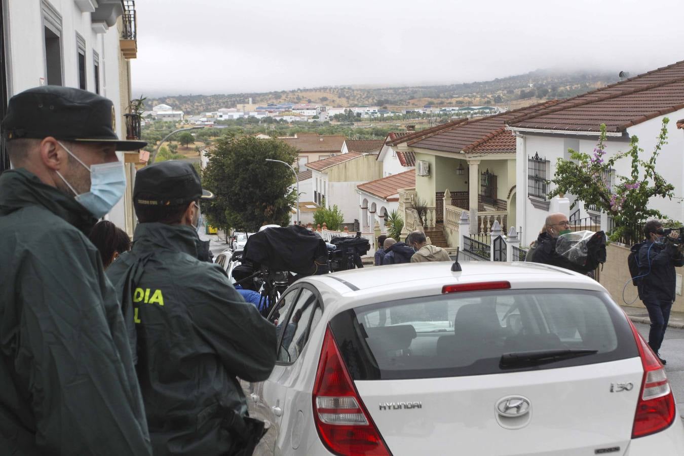 La Guardia Civil a la entrada de la finca