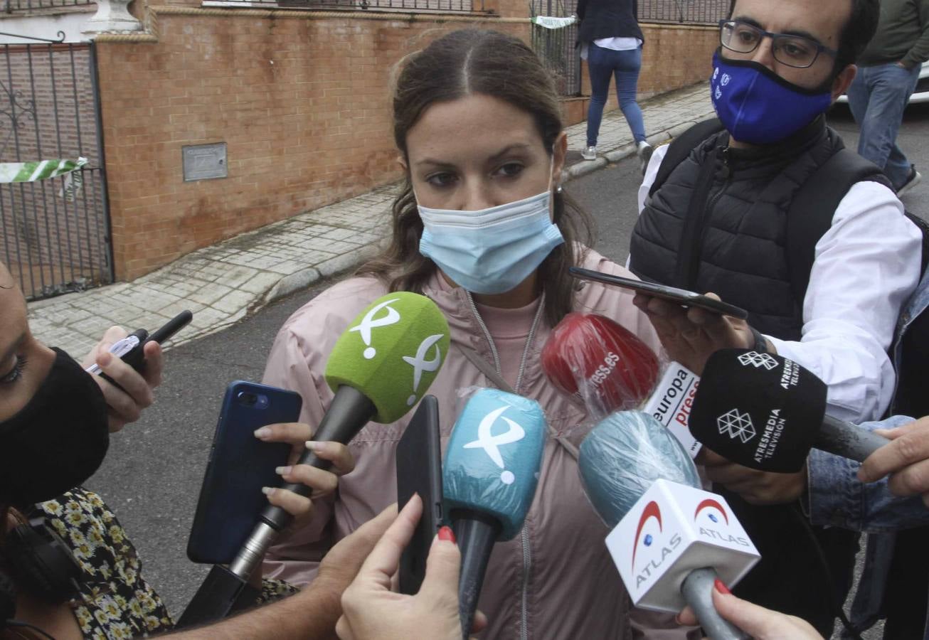 La Guardia Civil a la entrada de la finca