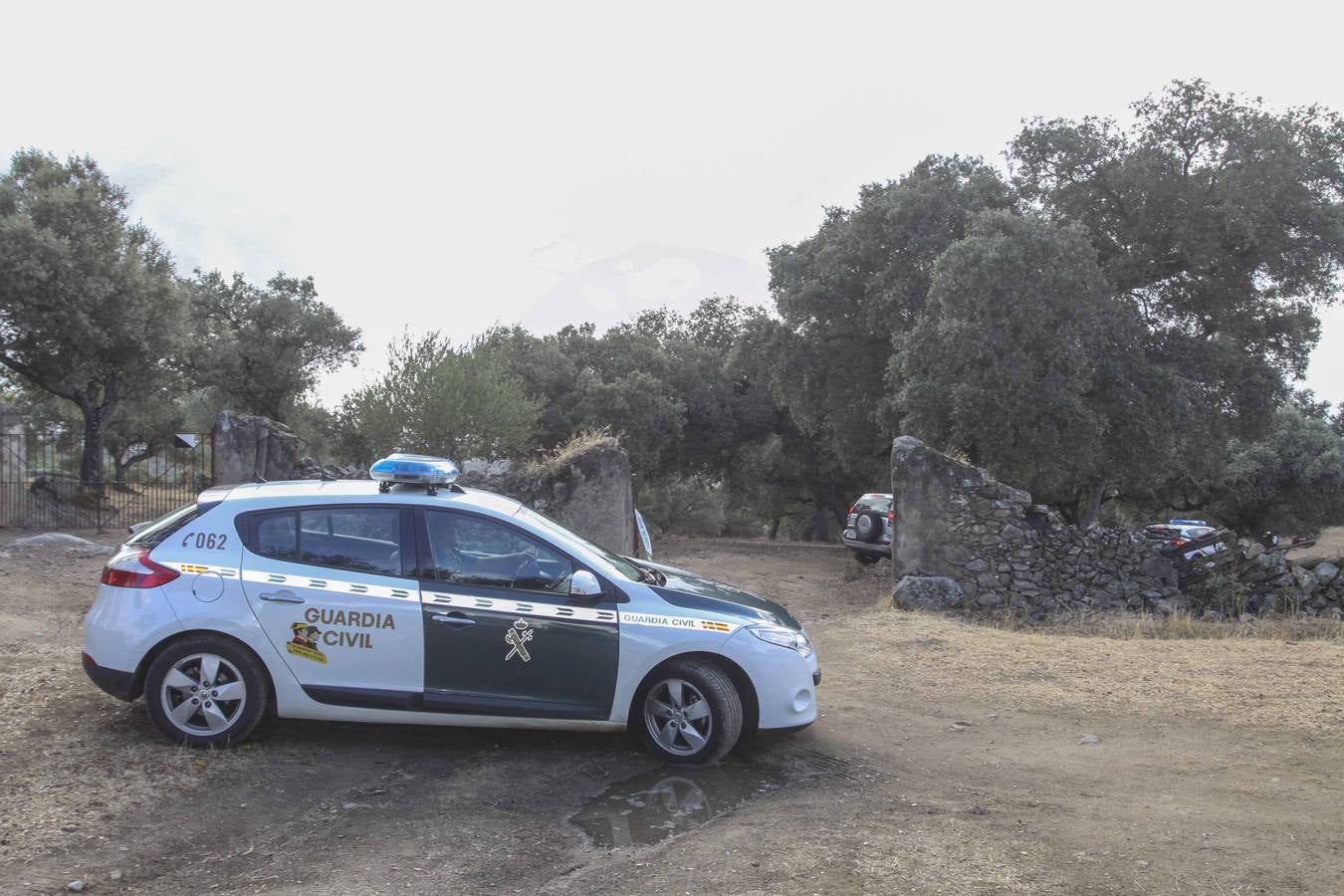 La Guardia Civil a la entrada de la finca