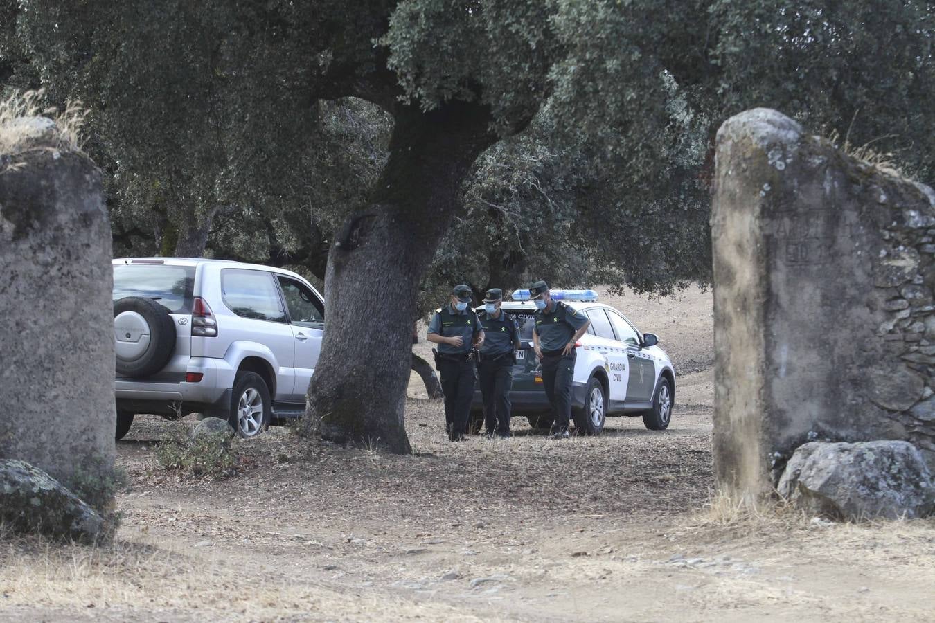 La Guardia Civil a la entrada de la finca