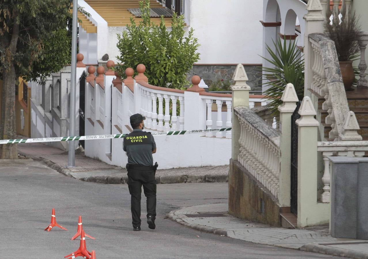 Un agente de la Guardia Civil custodia la entrada de la casa de Manuela Chavero