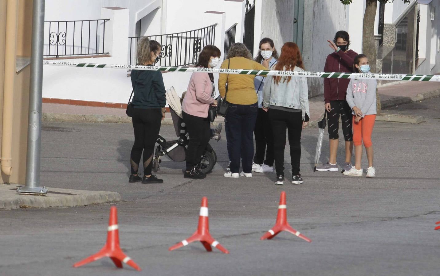 Un agente de la Guardia Civil custodia la entrada de la casa de Manuela Chavero