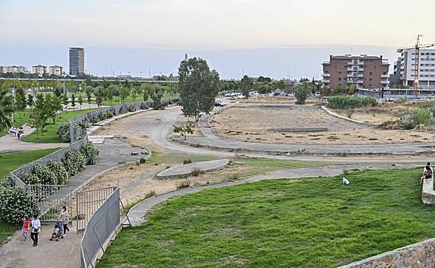Solares junto al parque que proponen para ser nuevos aparcamientos.