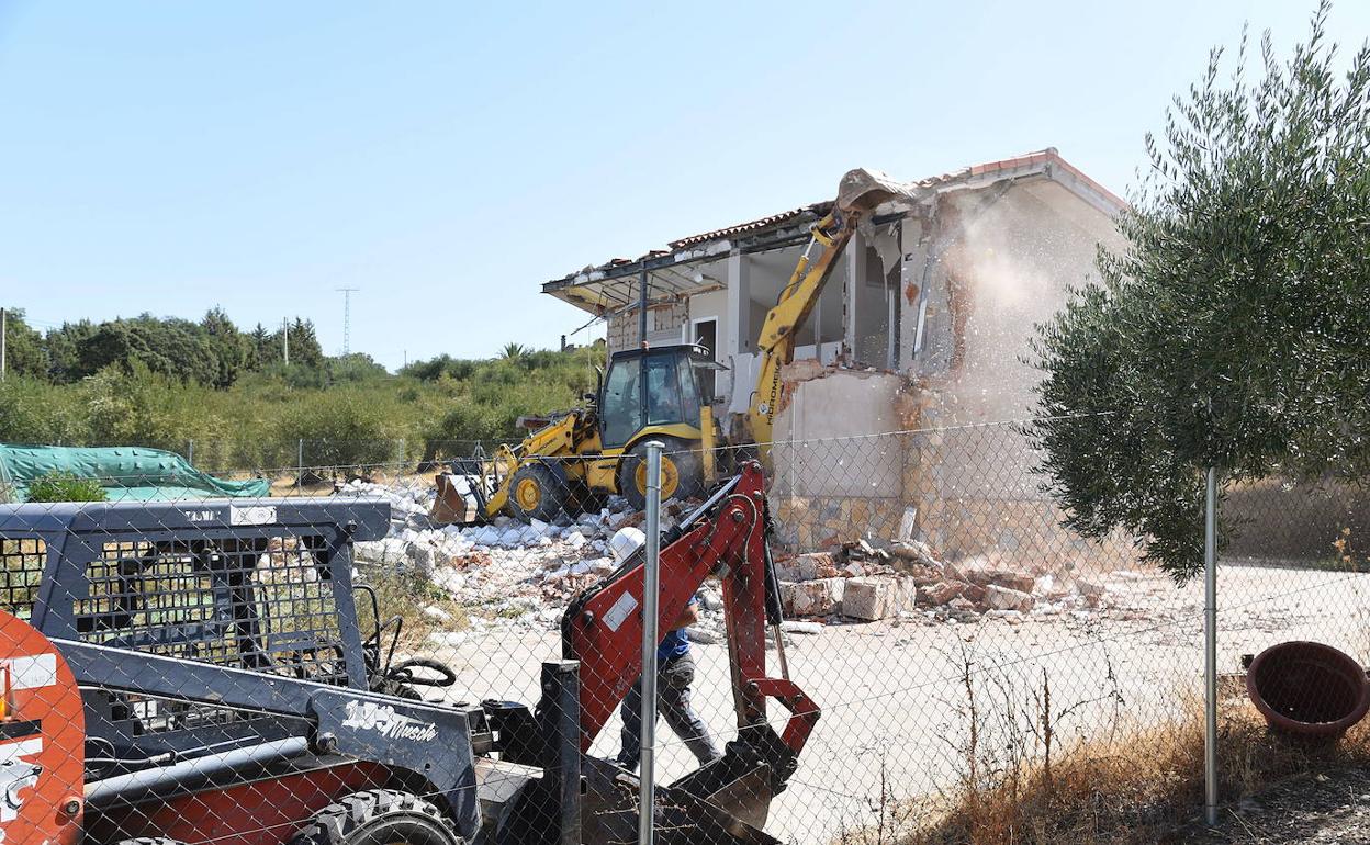 Primera vivienda derribada en la sierra hace ahora un año. 