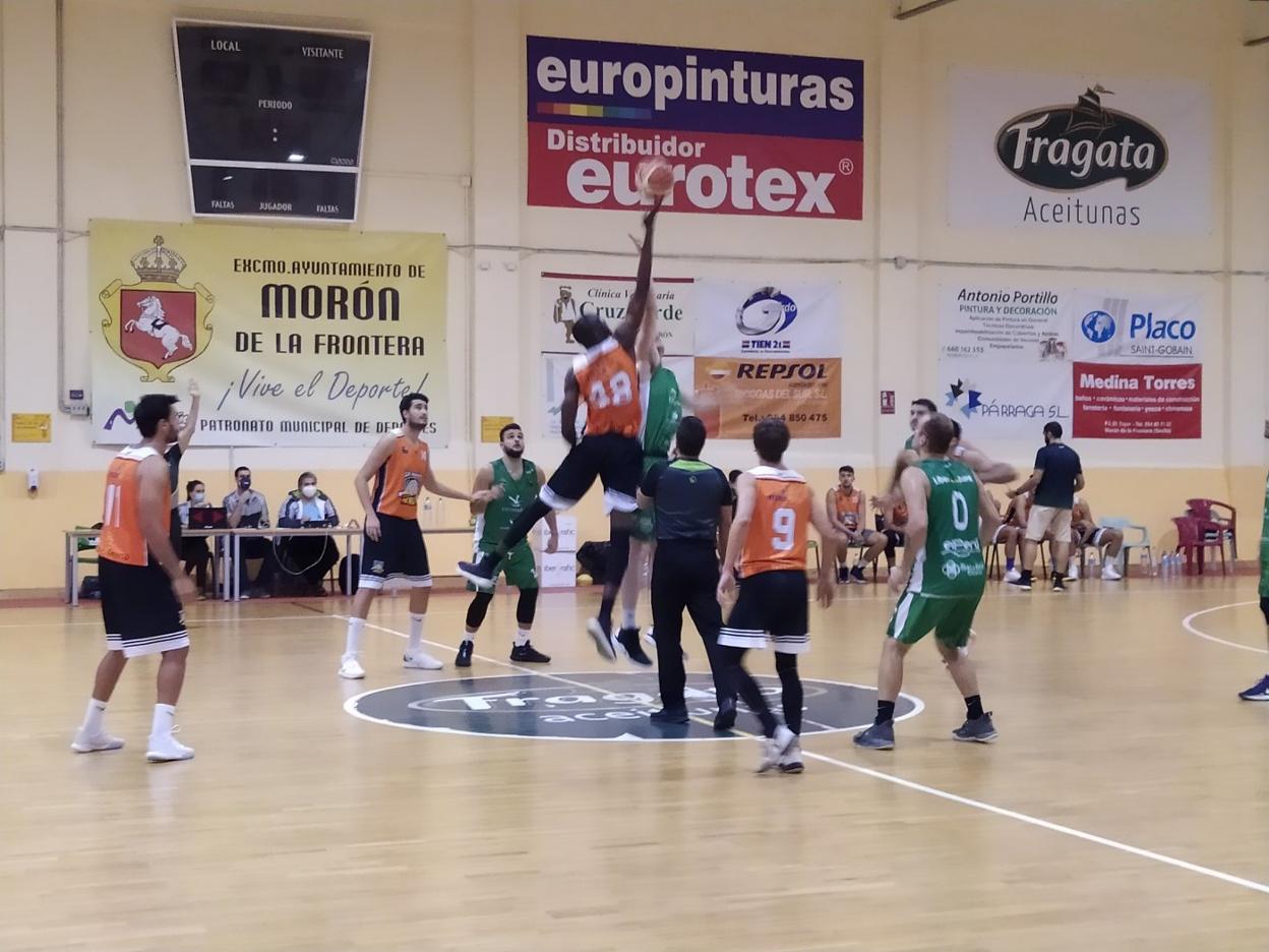 Salto inicial en el encuentro de ayer. 