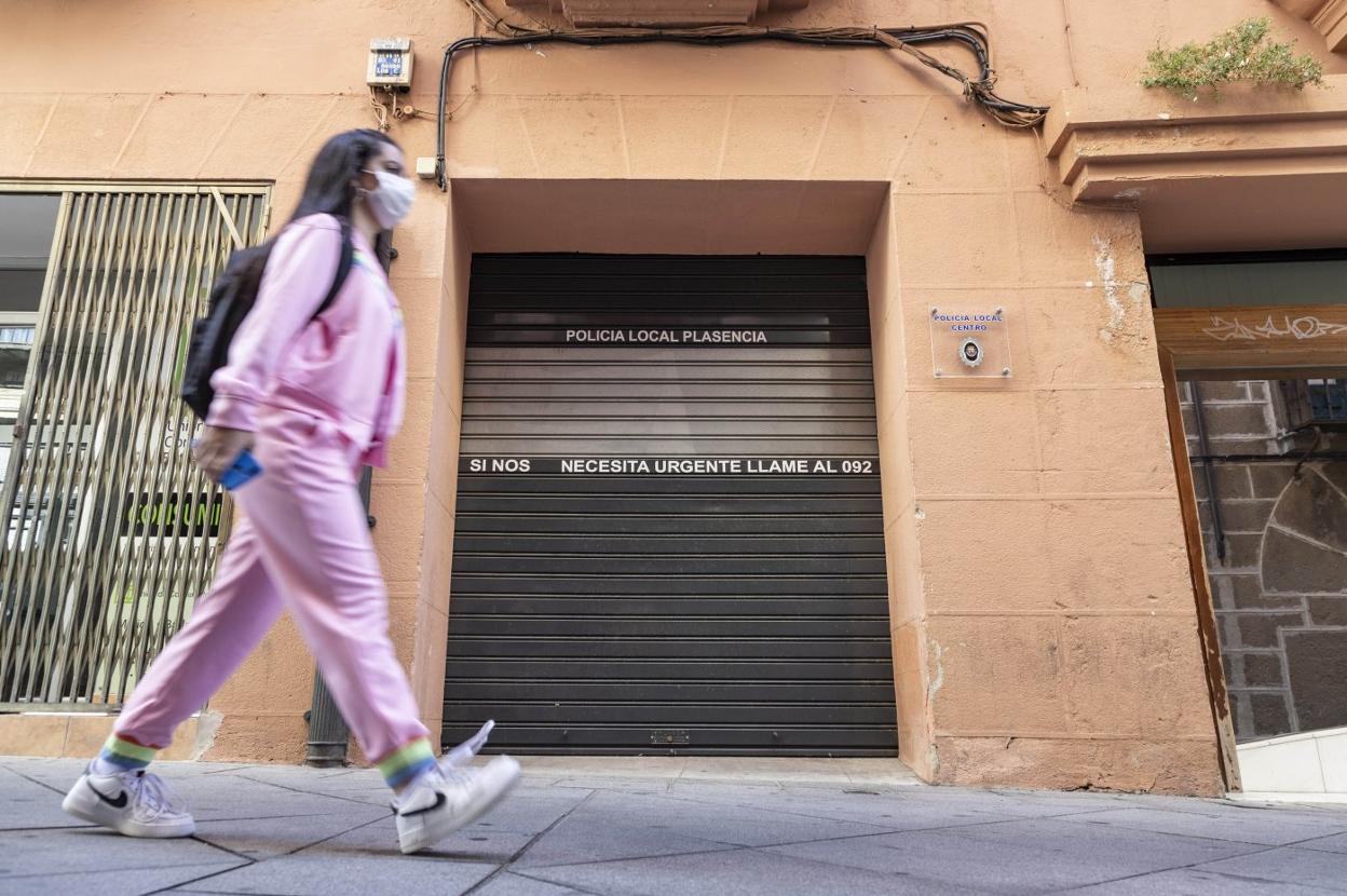 Oficina de la Policía Local en la calle del Rey, que el edil de Interior anuncia que reabrirá mañana. 