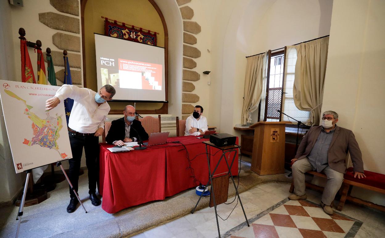 El arquitecto José Alejandro Prieto presenta los detalles junto a José Carlos Fraile, director de los trabajos, y el alcalde Luis Salaya. A la derecha, el concejal de Urbanismo, José Ramón bello. 