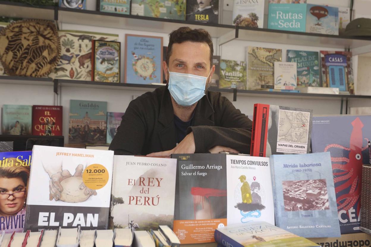 Mario Quintana, de la Selva Dentro, en su caseta de la Feria del Libro. 