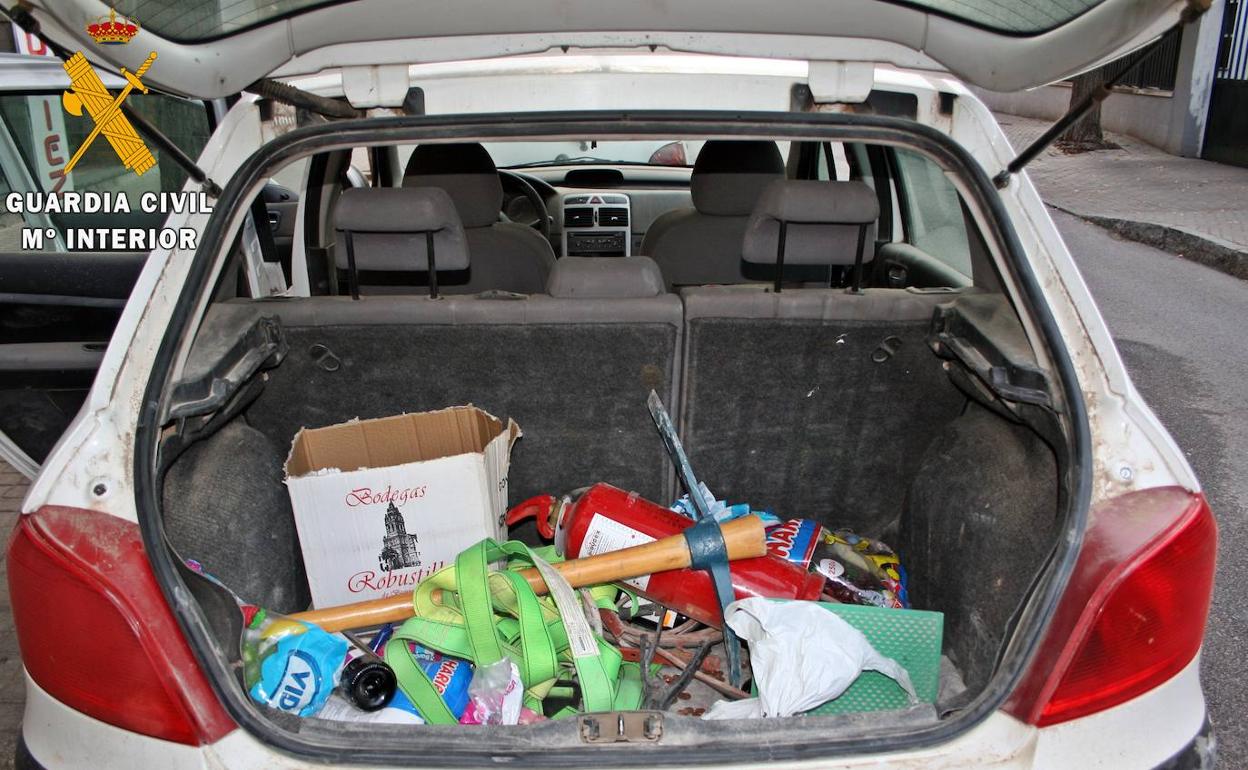 Vehículo interceptado por la Guardia Civil con objetos del robo en la gasolinera de Pallares.