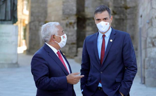 El presidente del Gobierno, Pedro Sánchez (d) y el primer ministro portugués, António Costa, antes de la rueda de prensa ofrecida tras la XXXI Cumbre Ibérica centrada en el desarrollo transfronterizo, este sábado en la ciudad lusa de Guarda. 