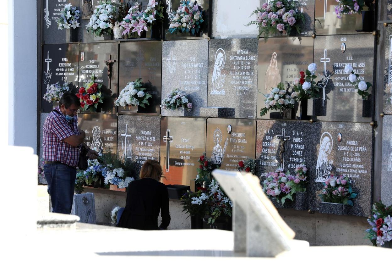 Los emeritenses ya se acercan al cementerio a limpiar y adecentar los nichos y tumbas de sus difuntos. 