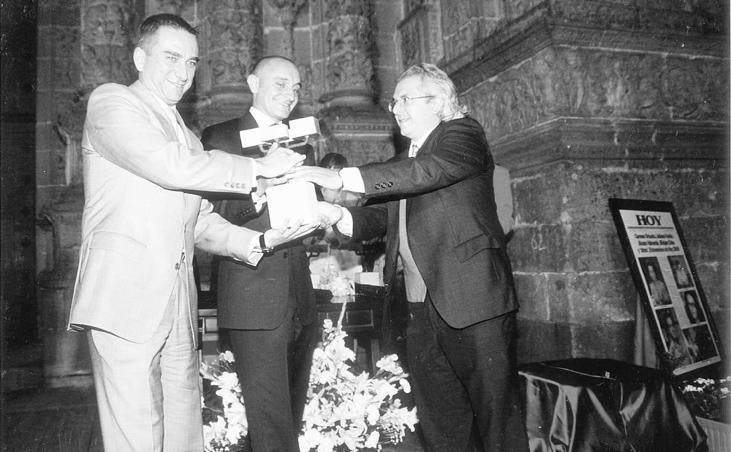 José Antonio Polo y Toño Pérez reciben el premio otorgado a Atrio. 