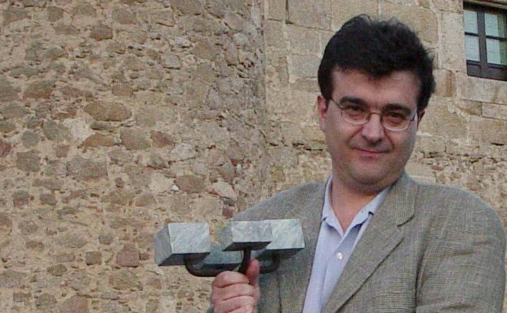 Javier Cercas con su encina cúbica recibida en Cáceres. 