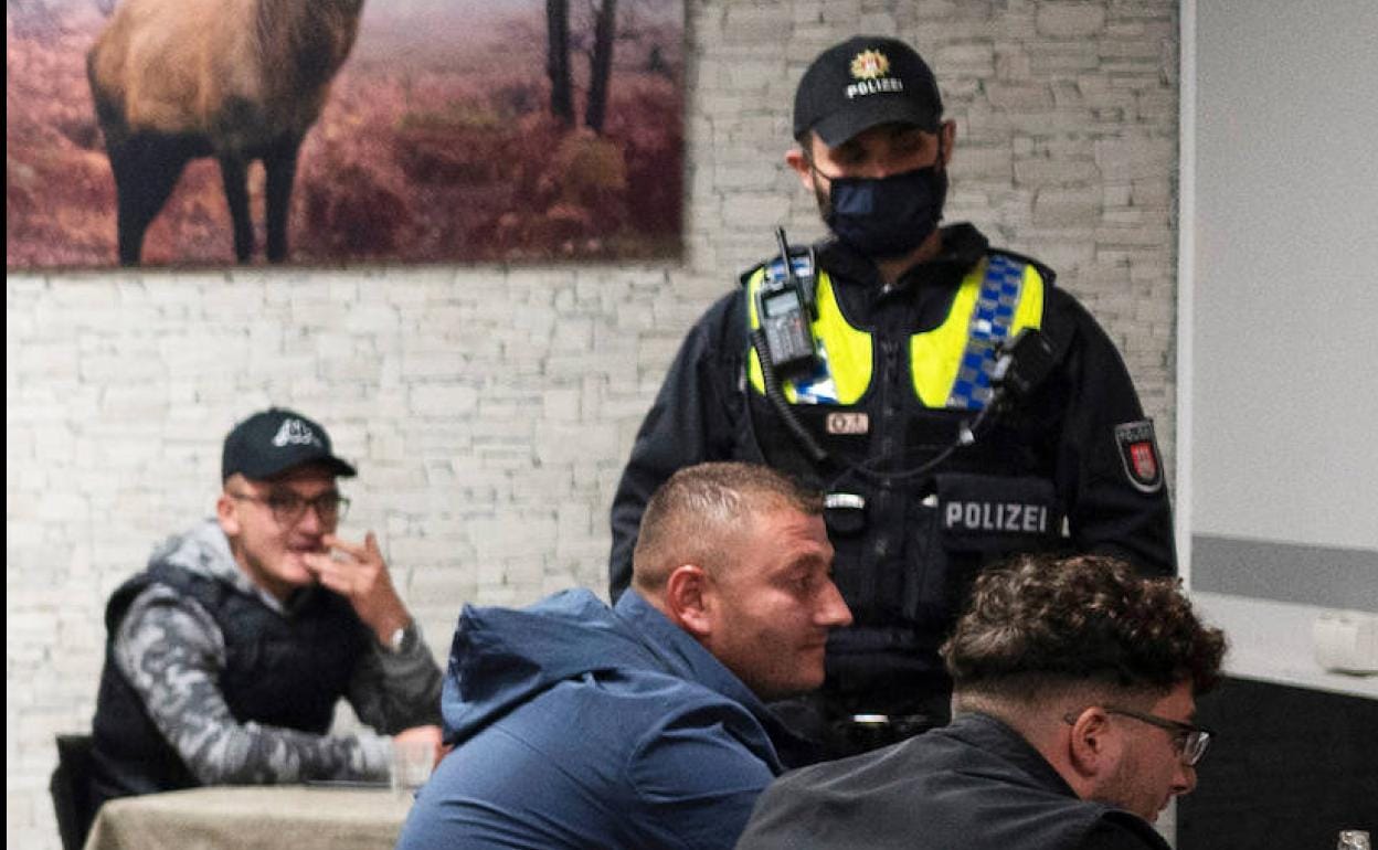 La Policía alemana identifica a los clientes de un pub en Hamburgo.