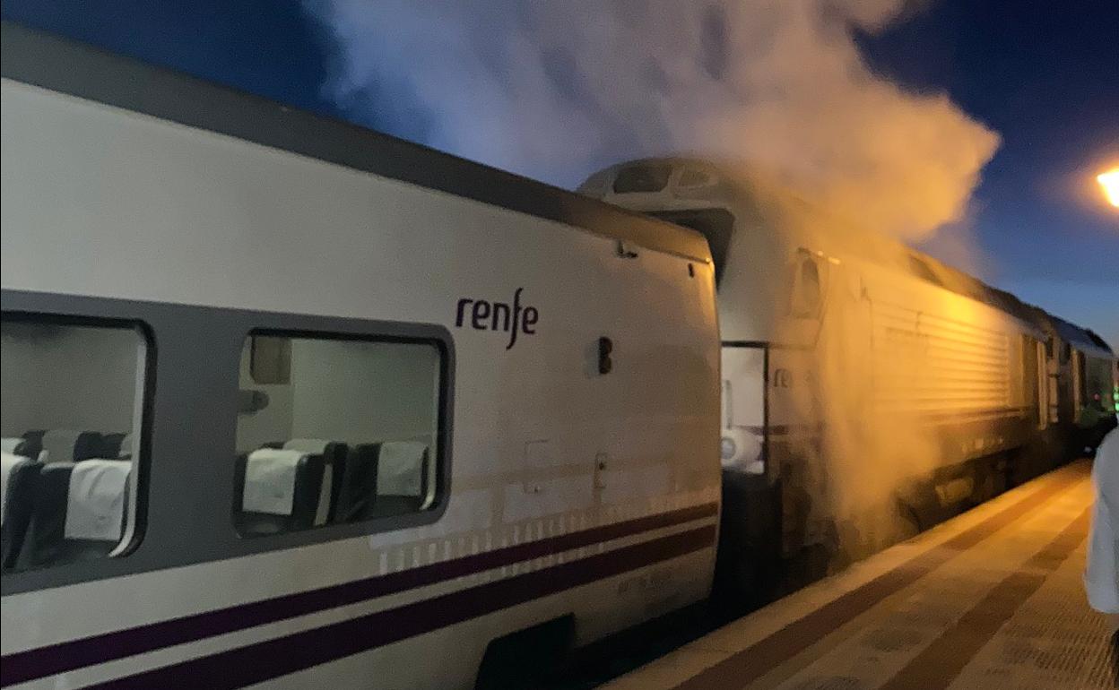 Humo saliendo de la locomotora que ha sufrido la incidencia.