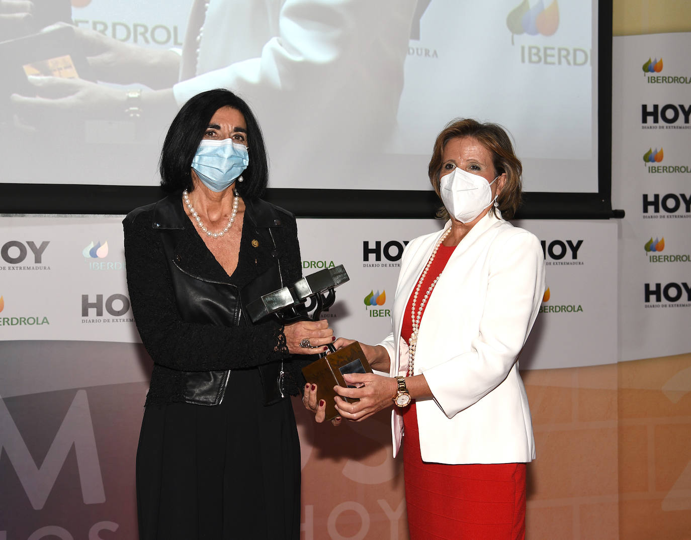 Raquel Rodríguez y Manuela Macías, con la encina a los enfermeros.