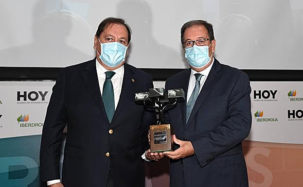 Pedro Antonio Claros y Ceciclio Venegas, con el premios para los farmacéuticos.