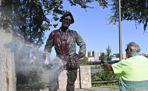 La estatua de Pizarro comenzó a limpiarse ayer. 