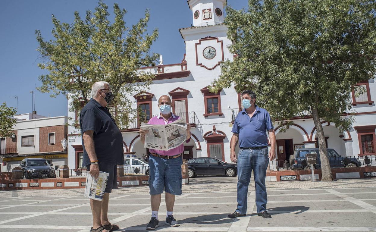 Vecinos de Villanueva del Fresno este verano en la plaza de España de la localidad. 