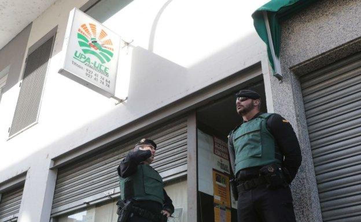 La Guardia Civil durante el registro de una de las sedes de UPA. 